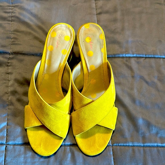 Boden Shoes - GUC Boden size 42/11 acid yellow suede heel